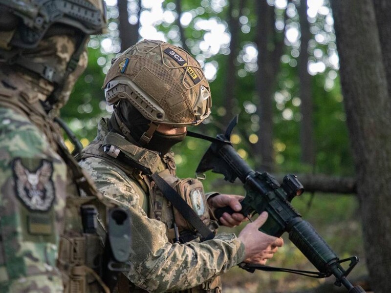"Радейку могу включить, пароль ввести, только помогите!" Украинские десантники показали видео засад на противника в Курской области