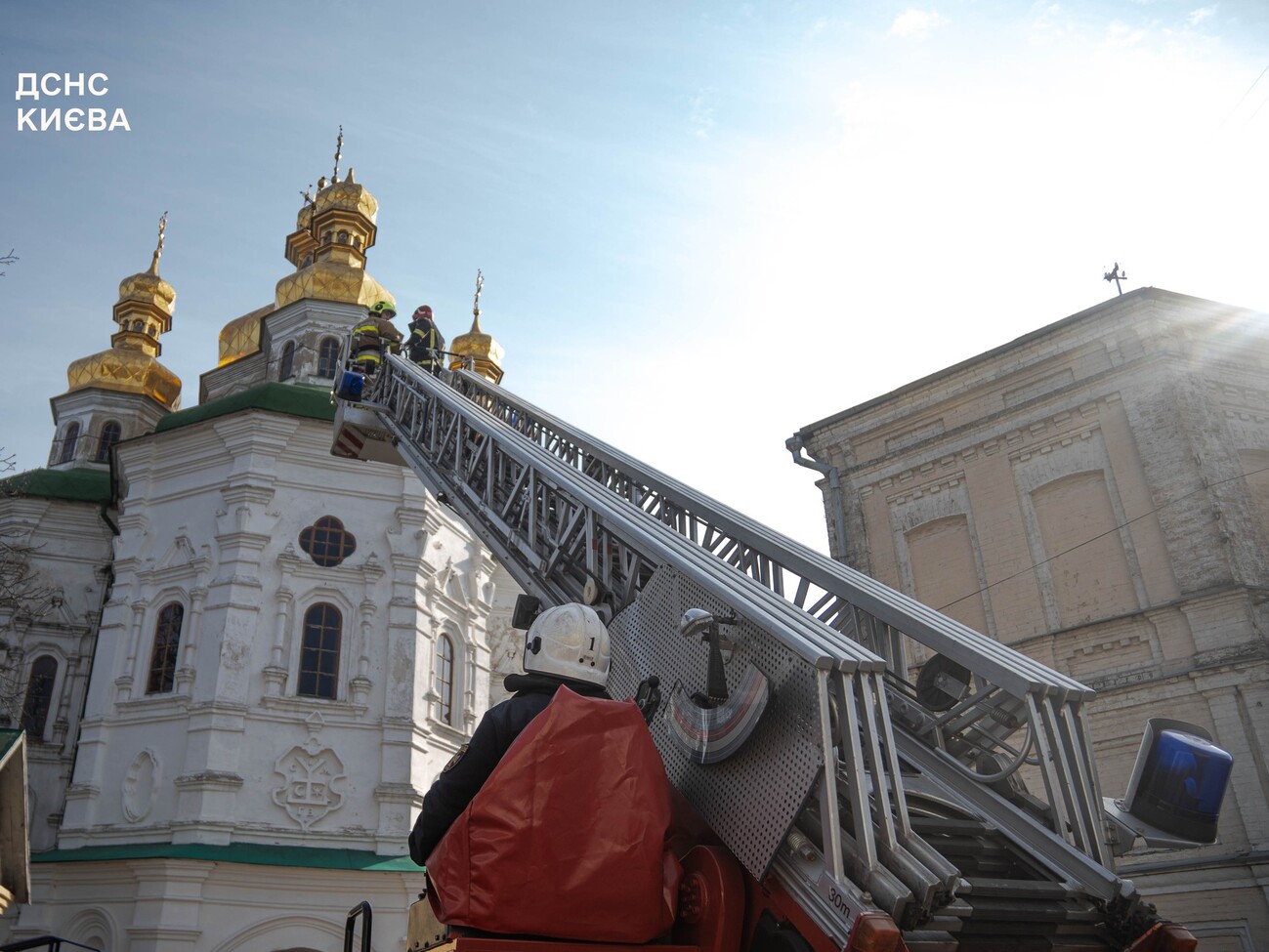 В Киево-Печерской лавре с купола одного из храмов обрушился крест. Фоторепортаж