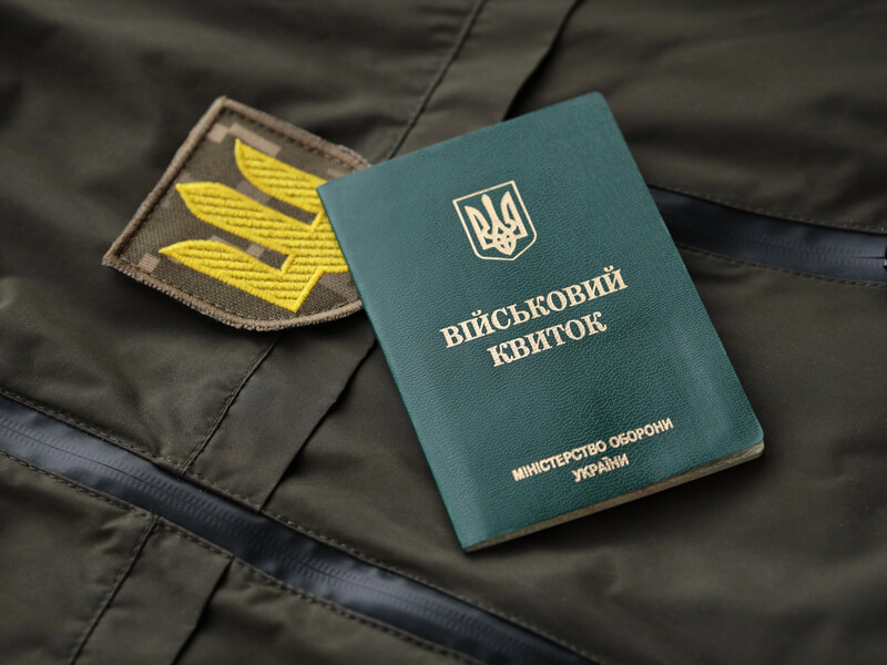 У Хмельницькій області натовп зі 100 людей заблокував і пошкодив автомобіль ТЦК. Відео